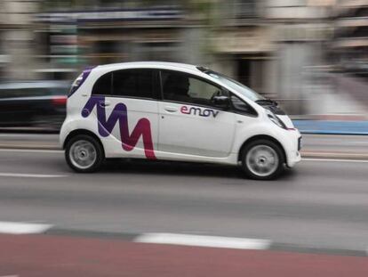 Un coche compartido de la compañía Emov circula este jueves por Madrid. 