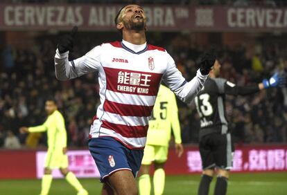Carcela celebra el primer gol del Granada.