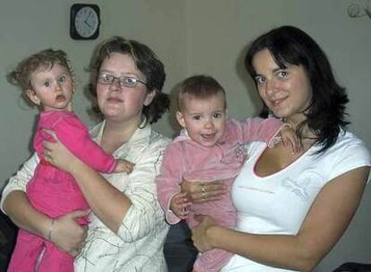 Las niñas Veronika (derecha) y Nikola, en brazos de sus respectivas madres biológicas.