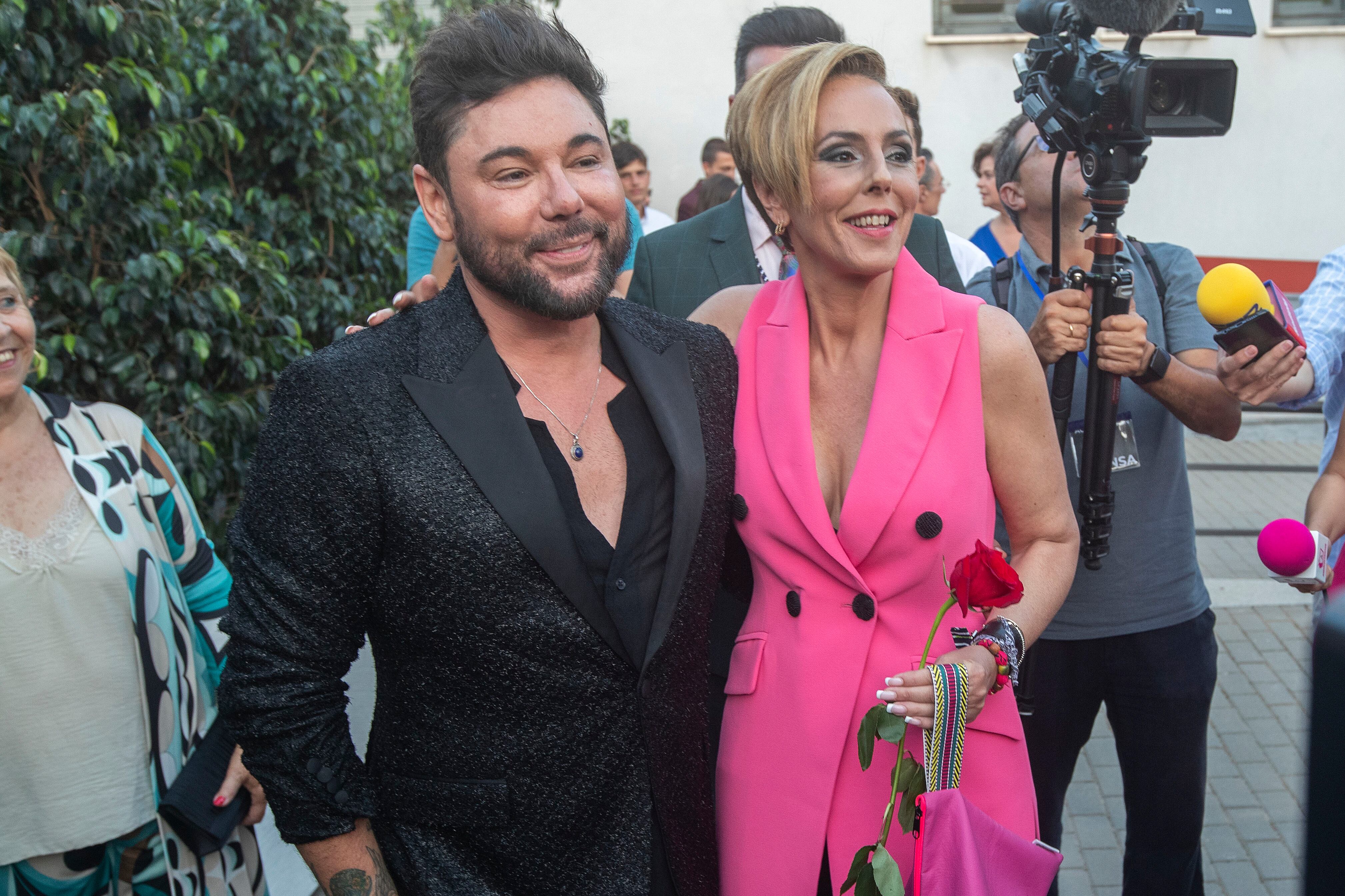 La hija de la cantante Rocío Jurado, Rocío Carrasco y el cantante Miguel Poveda, durante la inauguración del Centro de Interpretación Rocío Jurado hoy sábado en la localidad gaditana de Chipiona. 