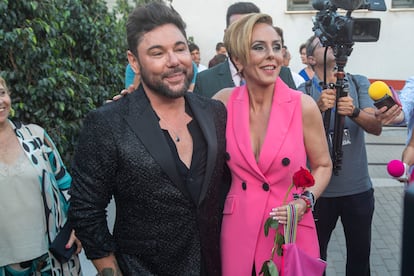 La hija de la cantante Rocío Jurado, Rocío Carrasco y el cantante Miguel Poveda, durante la inauguración del Centro de Interpretación Rocío Jurado hoy sábado en la localidad gaditana de Chipiona. 