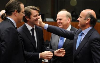 Guindos da una palmada cariñosa al ministro de Finanzas francés, François Baroin.