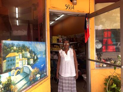 Marie Salomon a la entrada de su tienda en la Pequeña Haití.