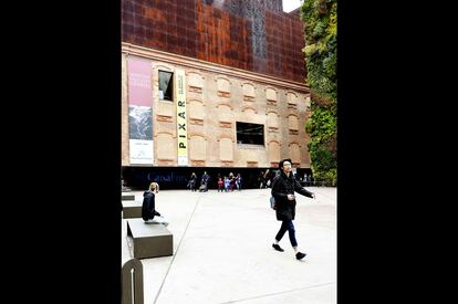 Fachada del Caixa Forum, proyectado por los arquitectos suizos Herzog & De Meuron.