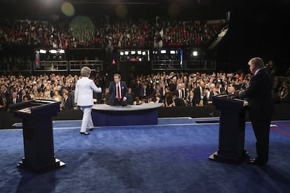La candidata Hillary Clinton s'apropa al moderador Chris Wallace en acabar el debat.