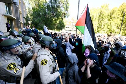 Agentes de la Policía bloquean el paso de estudiantes a un edificio de la Universidad de California en San Diego.
