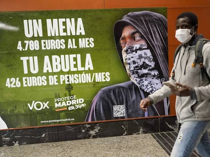 Cartel electoral de Vox, en una estación de Cercanías en Madrid el pasado abril.