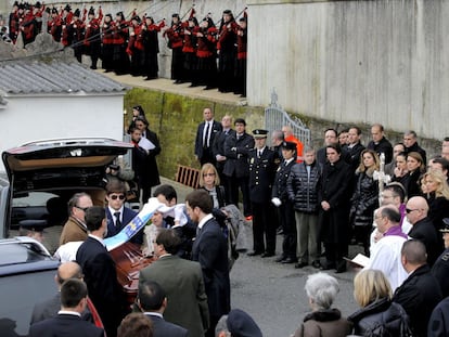 Familiares de Manuel Fraga colocan la bandera de Galicia sobre el féretro con sus restos mortales. Entre los asistentes, a la derecha, la vicepresidenta del Gobierno, Soraya Sáenz de Santamaría; la presidenta de Castilla-La Mancha y secretaria general del PP, María Dolores de Cospedal, el expresidente del Gobierno José María Aznar y su esposa, la alcaldesa de Madrid, Ana Botella, entre otros.