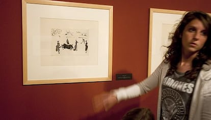 Visitantes en la muestra 'La tauromaquia de Goya y Picasso'.