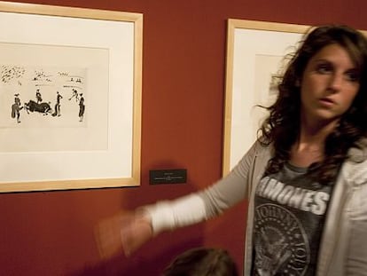 Visitantes en la muestra &#039;La tauromaquia de Goya y Picasso&#039;.