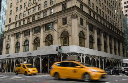 El exterior de la tienda de Mango en la Quinta Avenida de Nueva York. Un local de 2.100 metros cuadrados que abrió sus puertas en 2022.