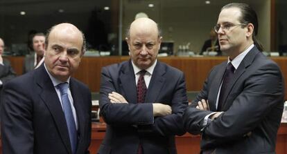 Luis de Guindos (izquierda) con Anders Borg, ministro de Finanzas de Suecia.