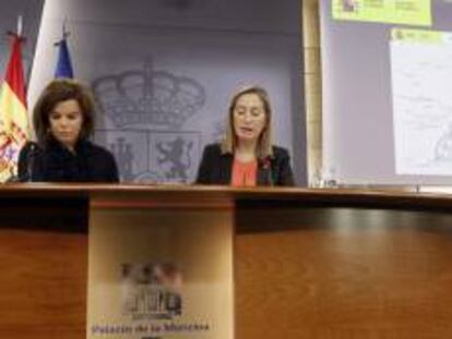 La vicepresidenta Soraya Sáenz de Santamaría (i), y la ministra de Fomento, Ana Pastor, durante la rueda de prensa tras la reunión del Consejo de Ministros.