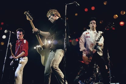Joe Strummer, Paul Simonon y Mick Jones en un concierto de The Clash celebrado en Londres en 1979.