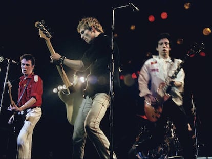 Joe Strummer, Paul Simonon y Mick Jonest, integrantes de The Clash, en un concierto celebrado en Londres en 1979.