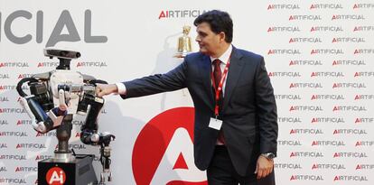 El debut de Airtificial, con la participación de un robot. 