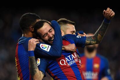 El defensa del Barcelona Aleix Vidal (centro) celebra el quinto gol.