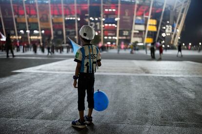 Un niño aficionado de Messi, en las inmediaciones del estadio 974 de Doha, antes del encuentro entre Argentina y Polonia. 