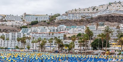 El sobreexplotado litoral de Gran Canaria, en playa de Puerto Rico, en Mogán. 