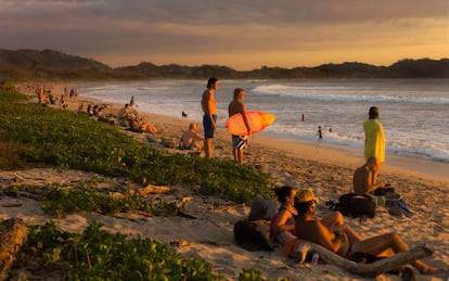 Atardecer en Playa Guiones, en la península de Nicoya, costa pacífica de Costa Rica.