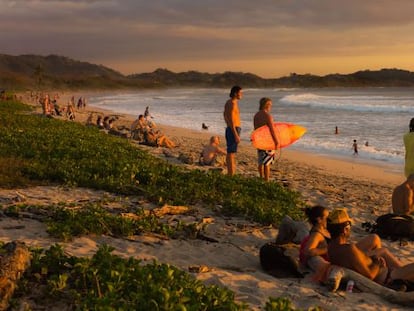 Atardecer en Playa Guiones, en la península de Nicoya, costa pacífica de Costa Rica.