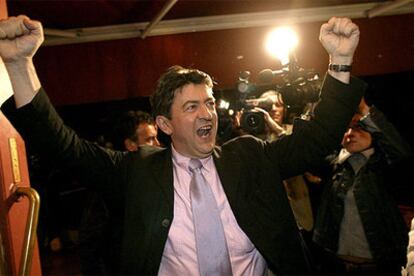 Jean-Luc Mélenchon, uno de los socialistas defensores del <i>no,</i> durante la celebración del resultado en París.