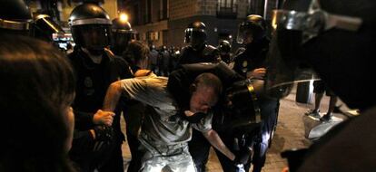 Desalojo de indignados en los aledaños de Sol esta pasada madrugada.