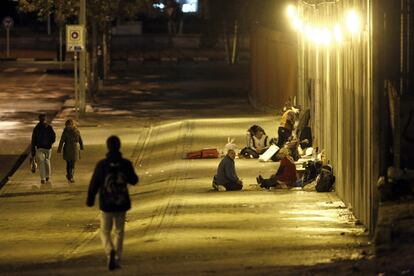 Todas las noches montan el campamento y a las siete de la mañana se marchan. Guardan los enseres por la zona, escondidos por los jardines de la zona de tal forma que pasen inadvertidos para los transeúntes y los conductores.