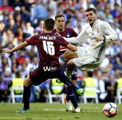 El centrocampista del Eibar, Fran Rico (i), comete una falta sobre el centrocampista croata del Real Madrid, Mateo Kovacic (d).