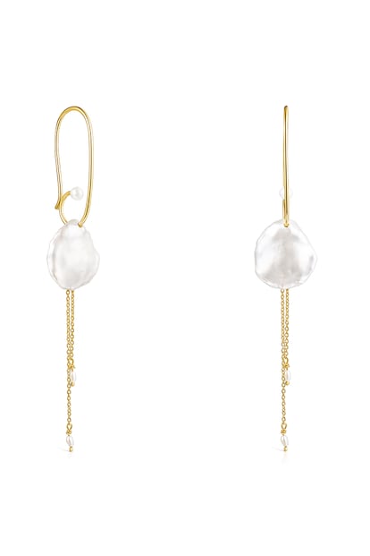 Pendientes largos con perlas de Tous (219 €).