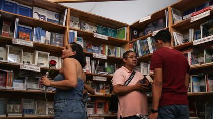 Cisitantes de la Feria el Libro y la Rosa de la UNAM, en Ciudad de México, el 21 de abril de 2024.