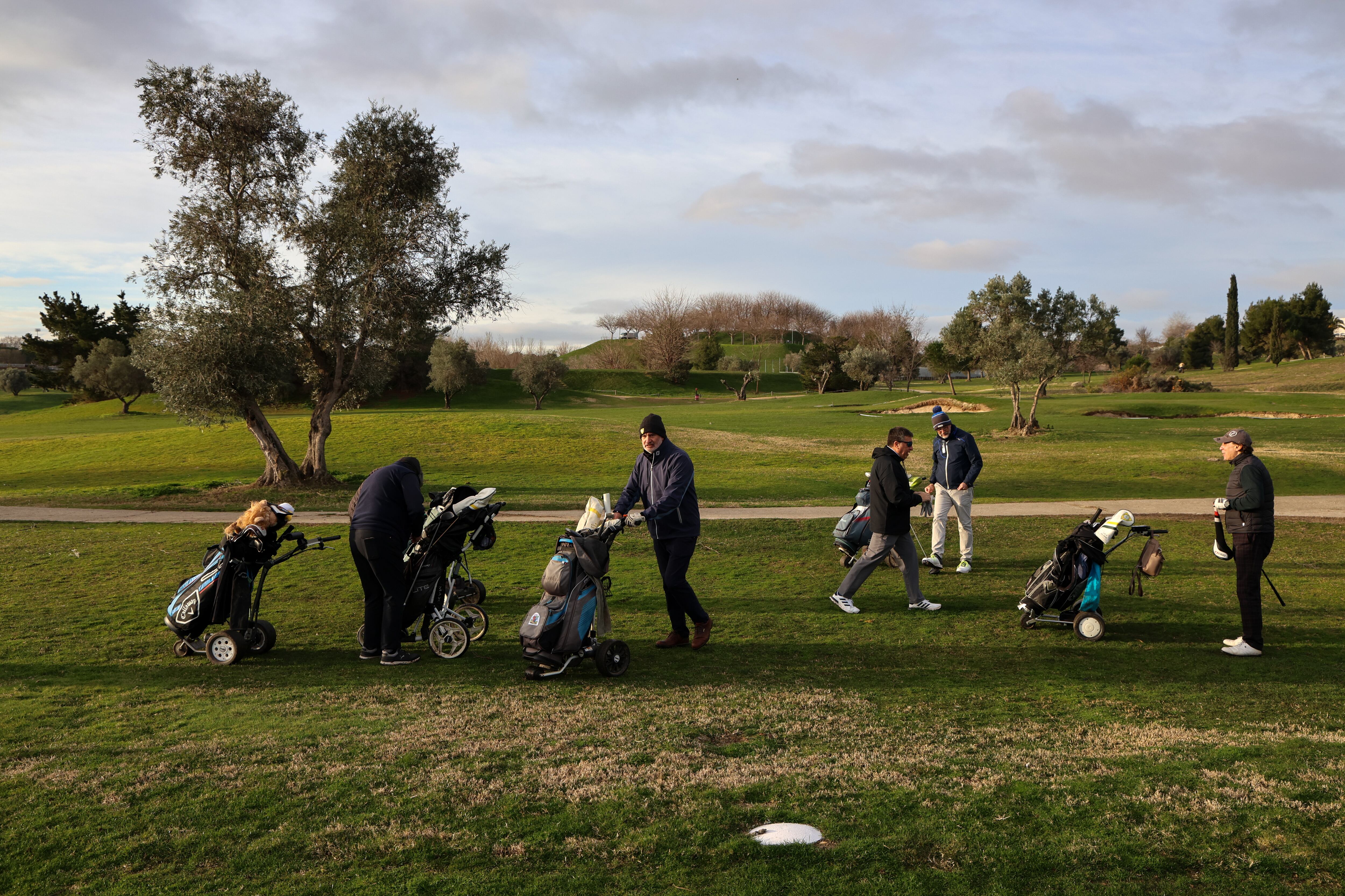 Miembros del club Los lunes al golf recorren el campo del Olivar de la Hinojosa.