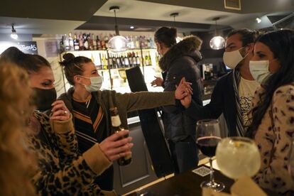 Sara Pérez (segunda por la izquierda), bailaora y licenciada en Periodismo y Comunicación Audiovisual, saluda a otros artistas flamencos tras su actuación en el tablao La cueva de Lola de Madrid, local que abrió junto a otros tres socios a finales de 2019.