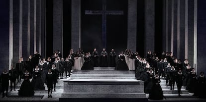 El rigor de la Iglesia, simbolizado en la perfecta disposición simétrica del coro durante el auto de fe del tercer acto de 'Don Carlo'.