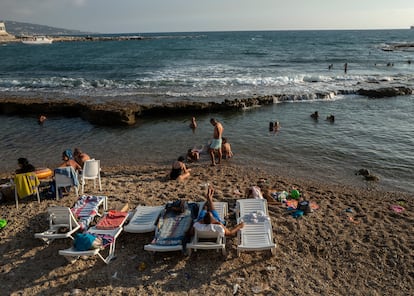 Bañistas en Batrún (Líbano), en el verano de 2021.