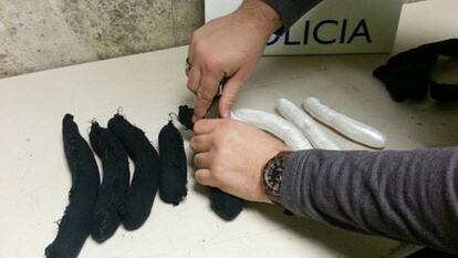Muestra de las extensiones de cocaína que la ciudadana portuguesa llevaba cosidas a su pelo.