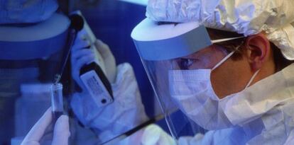 Un técnico de laboratorio, en una investigación sobre el sida