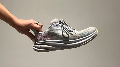 Zapatillas para caminar sobre una pared gris.