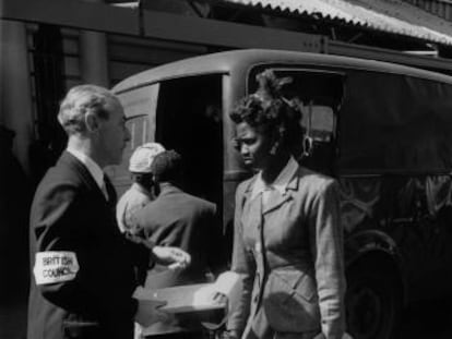 Un oficial brit&aacute;nico controla la llegada de inmigrantes a Londres en 1956.