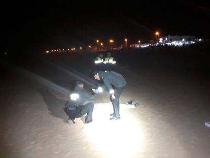 Dos agentes junto al cadver localizado en Cdiz. 