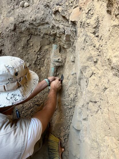 Un miembro del equipo de la excavación desentierra lo que probablemente fue la pata de una cama tartésica. 