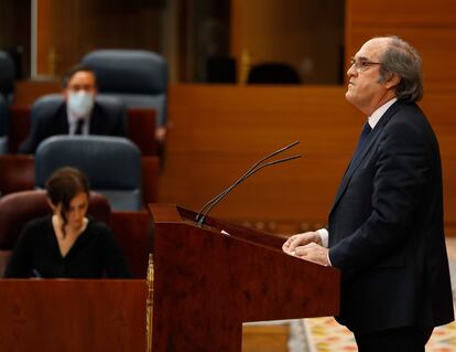 MADRID, 29/04/2020.- El portavoz del PSOE-M en la Asamblea autonómica, Ángel Gabilondo, limpia el atril antes de su intervención ante el pleno de este miércoles de la Asamblea de Madrid, ante el que también comparece la presidenta regional, Isabel Díaz Ayuso, para informar sobre su gestión de la crisis del coronavirus. EFE/Ballesteros POOL
