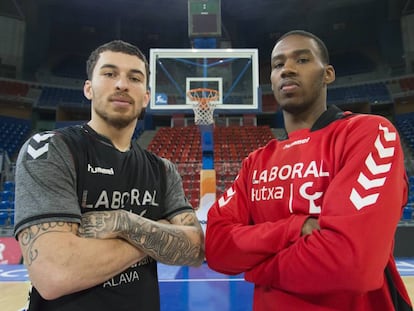 Los bases de Baskonia James y Adams antes de viajar a Berlín.