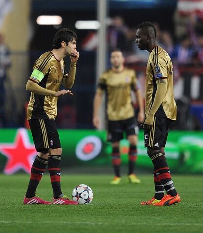 Kaká habla con Balotelli depués del 1 a 0.