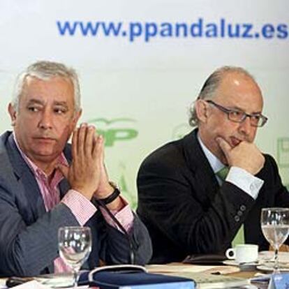 Javier Arenas y Cristóbal Montoro, ayer, en Córdoba.