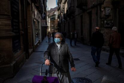 Otilia, una monja gallega de 85 años, recorre las calles de Ourense con su carro repartiendo alimentos a las personas sin recursos. Cada mañana esta mujer sale a la calle con su hábito, dispuesta a aportar su grano de arena entre los más necesitados, haga sol o llueva, labor que no le resulta ajena después de década y media dando esperanza a los más pobres.