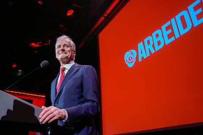 El primer ministro noruego, Jonas Gahr Store, se dirigía a centenares de simpatizantes tras la victoria electoral, la madrugada de este martes en Oslo.