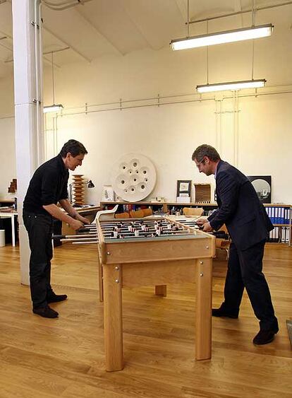 Los arquitectos Emilio Tuñón (a la izquierda) y Luis Moreno Mansilla, la pasada semana en su estudio.