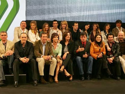 El equipo de presentadores de La Sexta, con Emilio Aragón, en primera fila, cuarto por la izquierda.