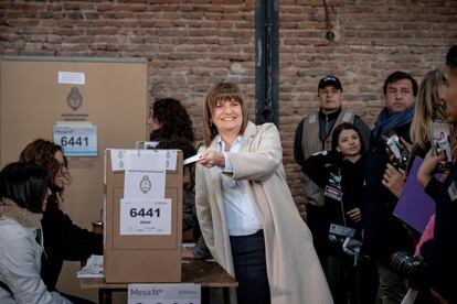 La candidata presidencial de Juntos por el Cambio, Patricia Bullrich, vota en las elecciones primarias celebradas en Argentina el 13 de agosto pasado.